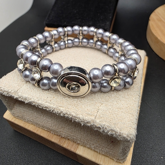 Jewelry - Elegant Silver Pearl Bracelet (196)